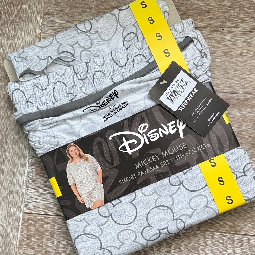 NWT Disney Mickey Mouse Pajama Set